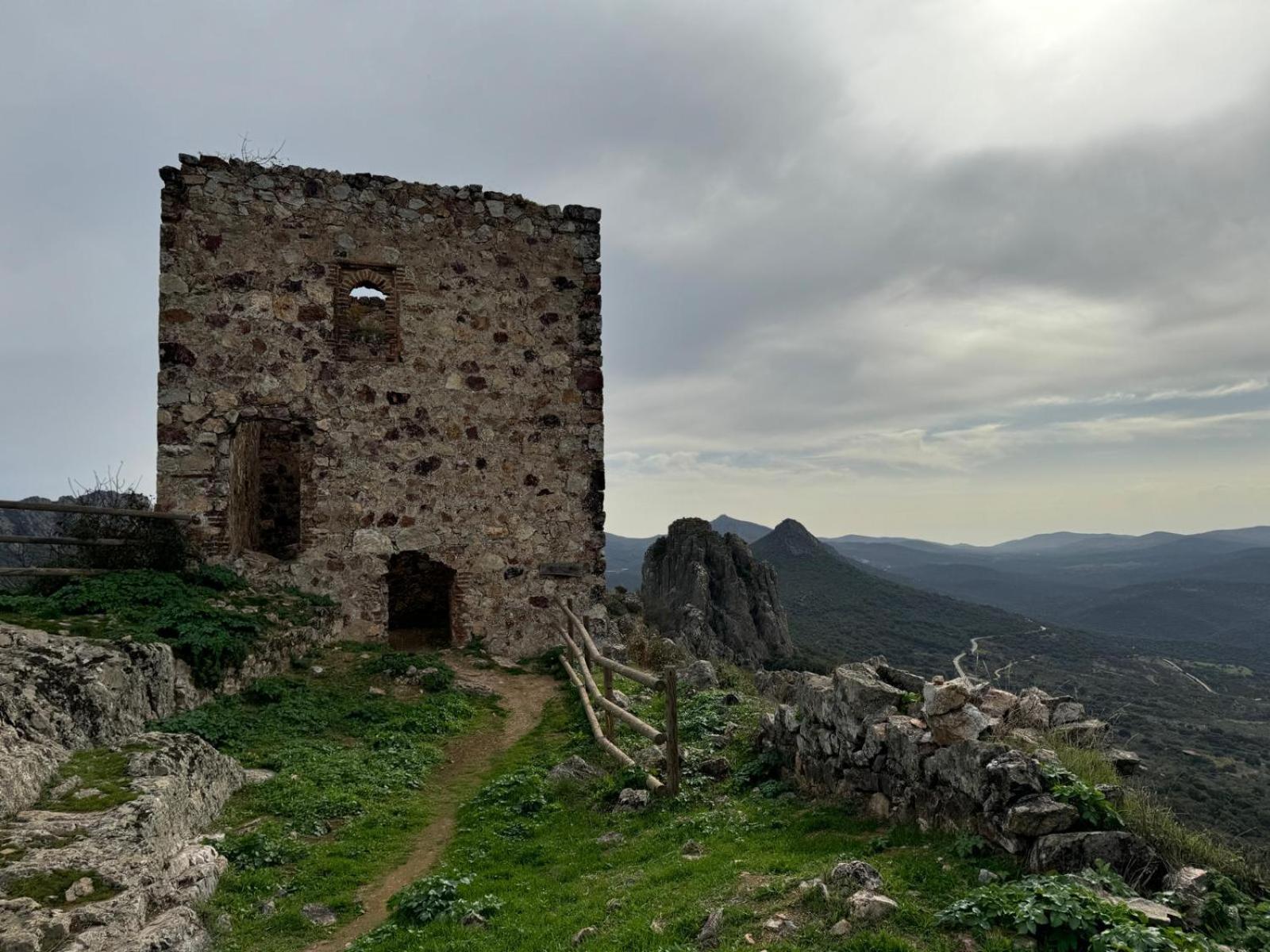 منزل الضيف Cabañas del Castillo  في Alma De Villuercas المظهر الخارجي الصورة